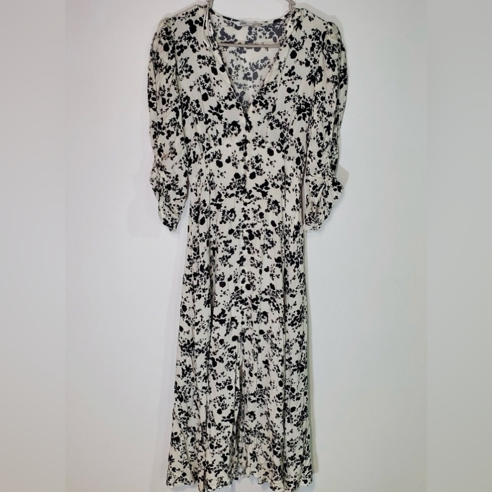 Subtle Puff sleeve Dress - Picture 2 of 12